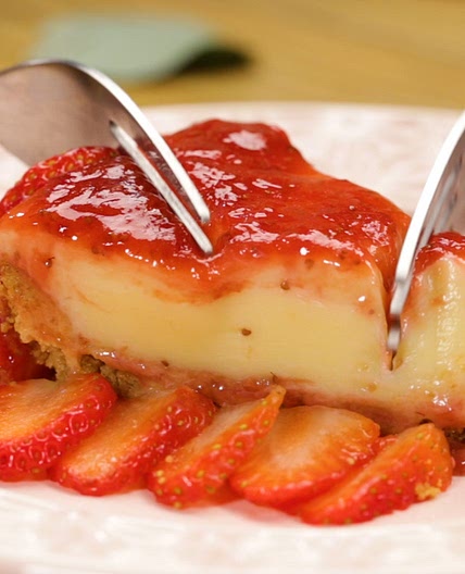 Torta de chocolate branco com calda de morango