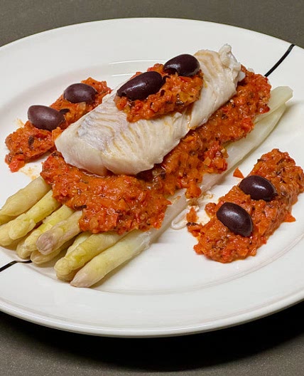 Steamed asparagus and pollock with pureed bell pepper