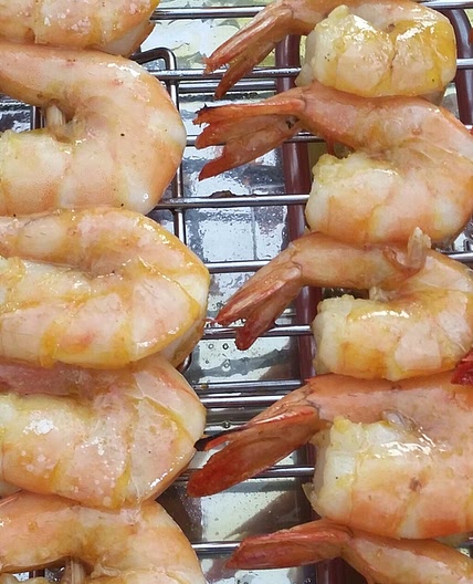 Espetos de camarão na brasa
