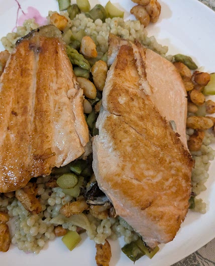 COUSCOUS PERLATO AL PESTO, SALMONE E ASPARAGI