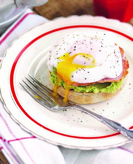 Receita de Ovos beneditinos com abacate