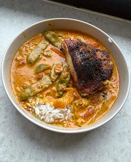 Rijst met gebraden kip en gele curry saus