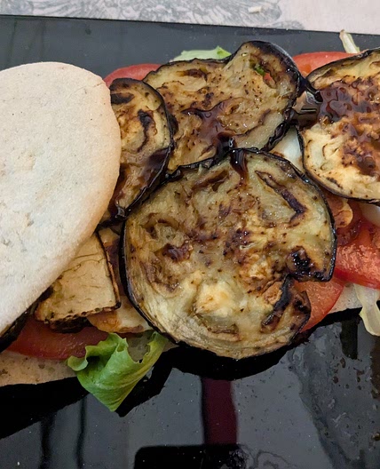 PITA AL FORMAGGIO STILE CIPRO E AIOLI