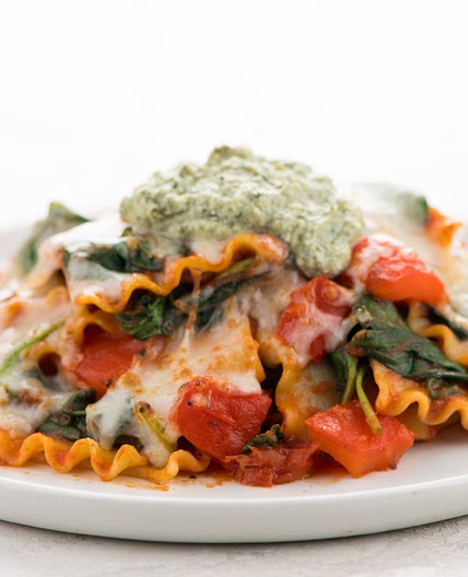 Cheesy Roasted Red Pepper Lasagna Skillet with pesto ricotta and spinach
