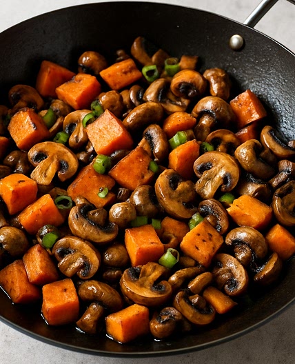 Süßkartoffeln mit Pilzen aus dem Wok
