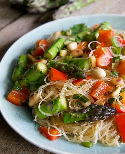 Asiatischer Reisnudel-Spargel-Salat