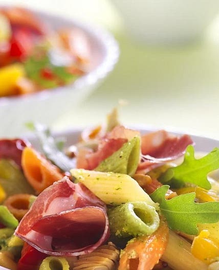 Salade de Mezze Penne Tricolore Barilla et antipasti à la roquette