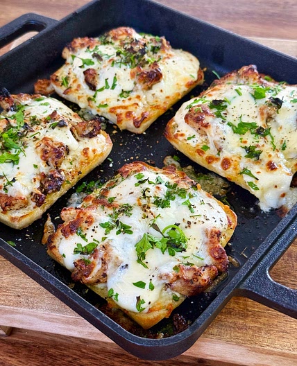Blackstone Chicken Alfredo Garlic Bread