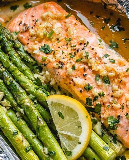 Baked Salmon in Foil with Asparagus and Garlic Lemon Butter Sauce