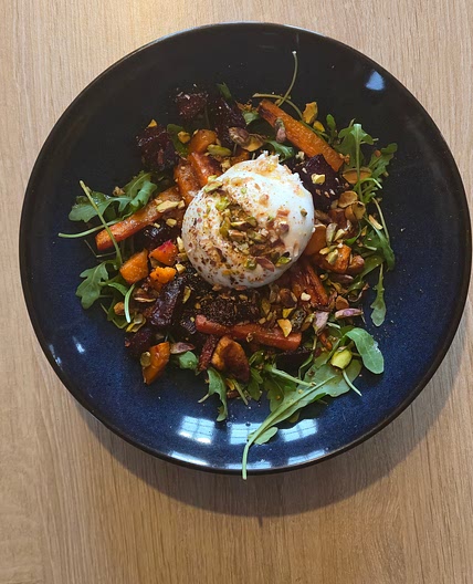 Salade chaude de légumes rôtis à la burrata et pistaches