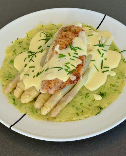 Asparagus and catfish with mousseline sauce