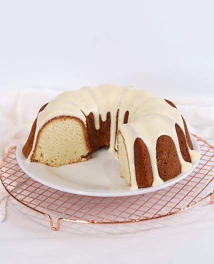 Classic 7-UP Pound Cake (Moist, Buttery & From Scratch)