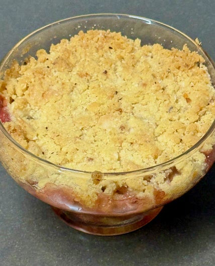 Spring crumble with rhubarb, strawberries and asparagus