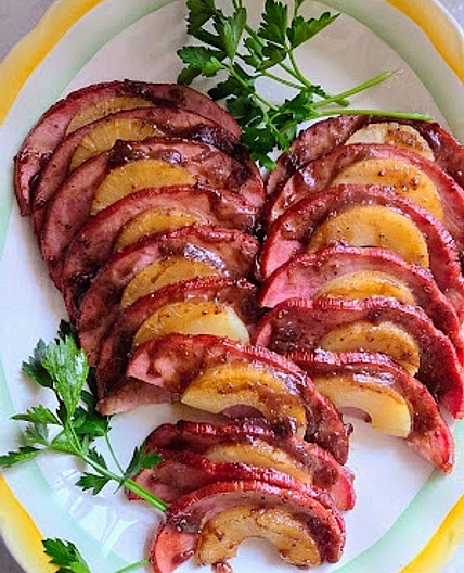 Sliced Glazed Ham with Pineapple