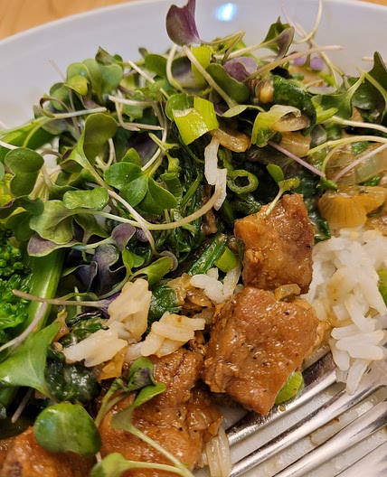 Cubes de longe de porc à l'ail