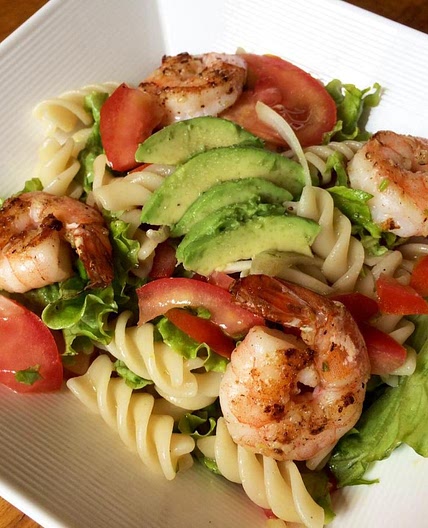 Receita de Salada de macarrão parafuso com camarão