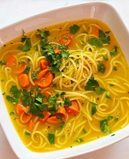Sopa de macarrão com batata e cenoura