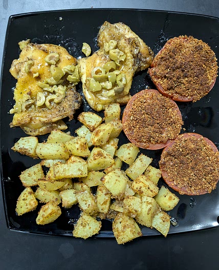 POLLO ALLE ERBE E PATATE ALLA PROVENZALE CON POMODORI GRATINATI