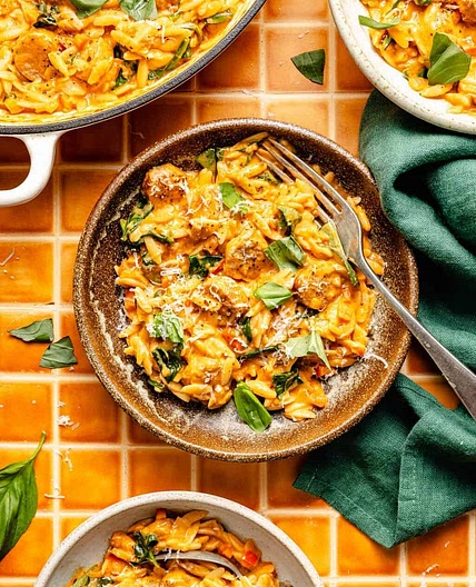 Minced sausage orzo with peppers and fresh mozzarella