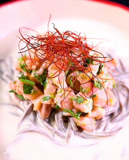 Soba con ajoblanco y tartar de salmon