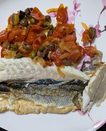 FILETTO DI BRANZINO ALL' ACQUA PAZZA CON INSALATA