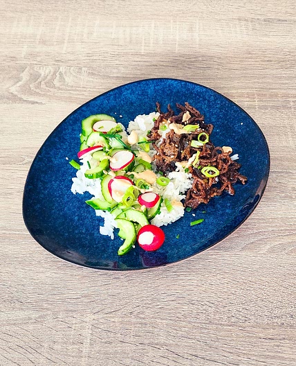 Bol de bulgogi avec du bœuf haché et de la sauce gochujang