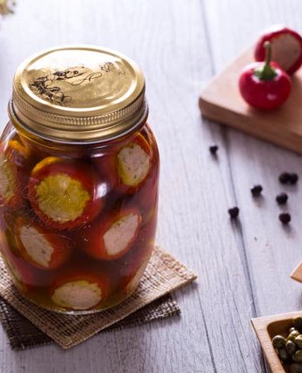 Peperoncini piccanti ripieni di tonno, alici e capperi
