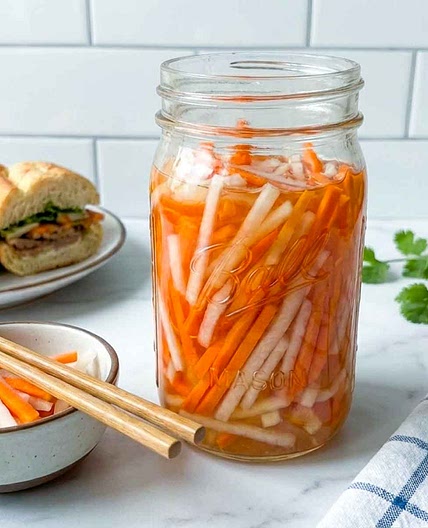 Vietnamese Pickled Carrots and Daikon (Đồ Chua)