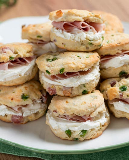 Scones salati ai piselli e pancetta