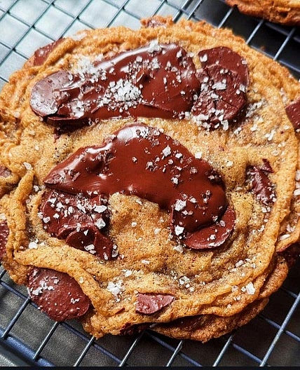Date, peanut butter, dark chok cookies