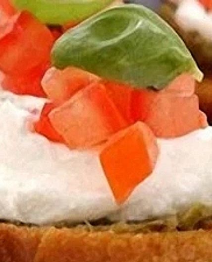 DW BRUSCHETTAS WITH GOATS' CHEESE, BASIL AND TOMATO