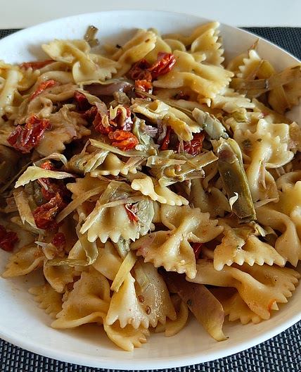 Pasta ai carciofi e pomodori secchi