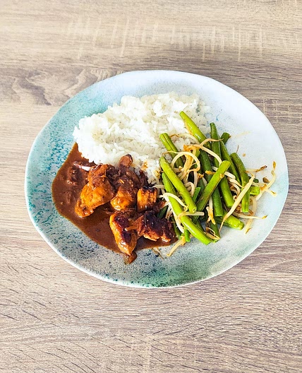 Poulet saté en sauce cacahuètes & haricots verts