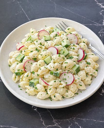 Coquillettes au fromage frais, concombre & radis
