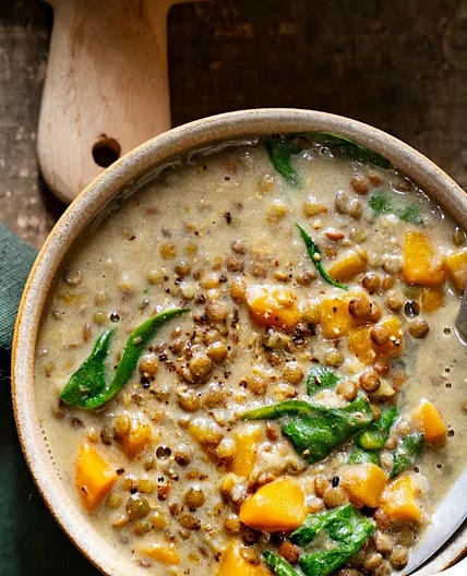 Dahl de lentilles vertes au lait de coco, carottes & épinards