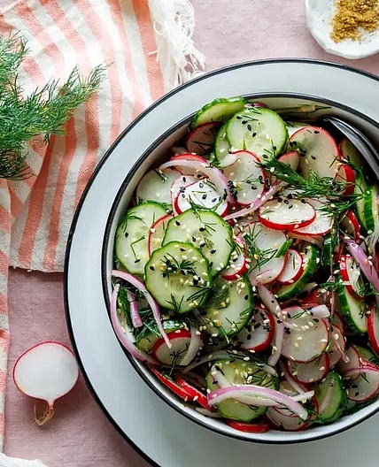 Fraîcheur et saveur au menu avec radis, concombre et herbes