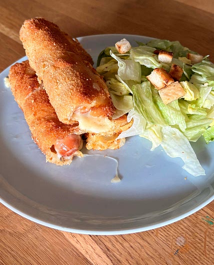 Leckere Toastrolls mit Käse und Würstchen