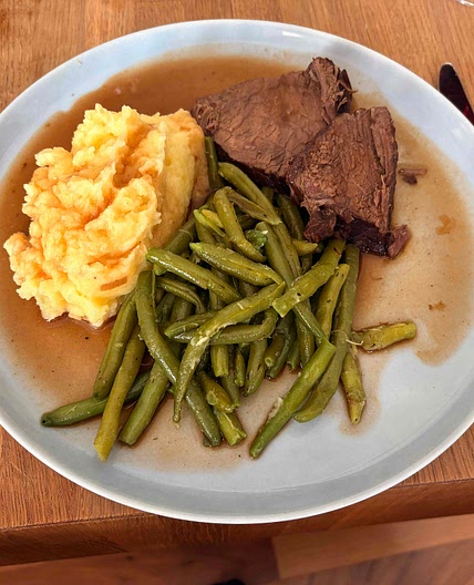 Rinderschmorbraten mit Bohnen und Kartoffelbrei