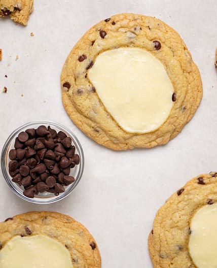 D'licious Chocolate Chip Cheesecake Cookies