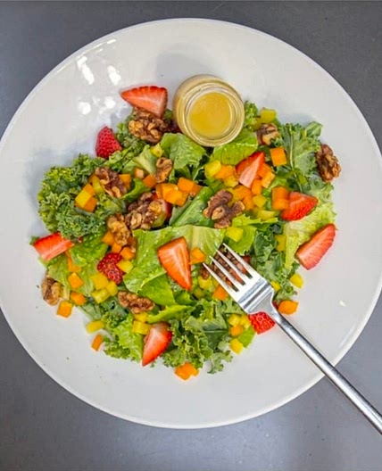 D'licious Kale Romaine Salad