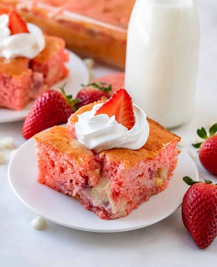 Easy Strawberry Earthquake Cake Recipe (Strawberry Cheesecake Cake)