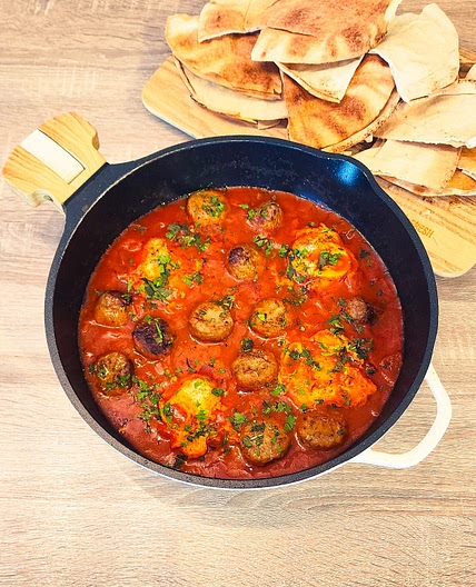 Boulettes de viande et œuf poché en sauce tomate
