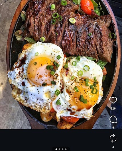 Costilla norteña y huevo estrellado