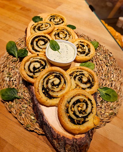 Spinat-Feta Schnecken mit Sour-Cream Dip