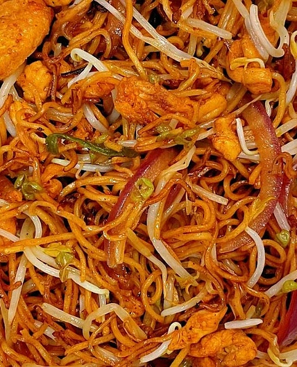 Cantonese Soy Sauce Egg Noodles with Chicken, Tofu & Onion