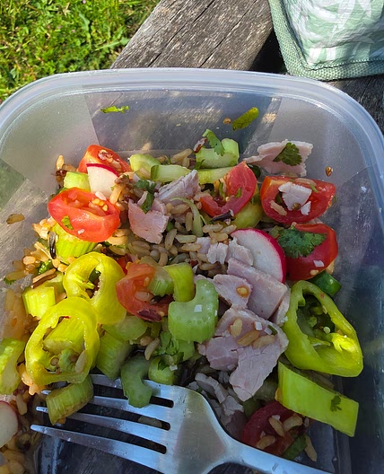 Brown rice, veg and chicken salad (500 kcal)