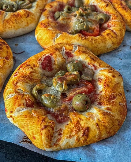 Simple Mini Pizzas (Mediterranean)