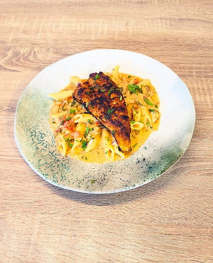 Merlu et penne crémeuses aux tomates