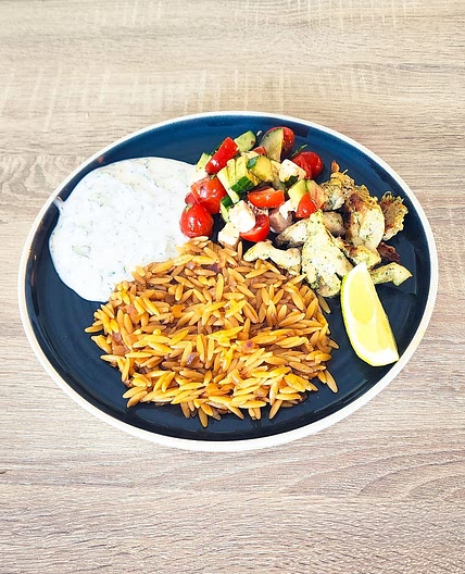 Orzo au poulet, sauce yaourt citronnée et menthe