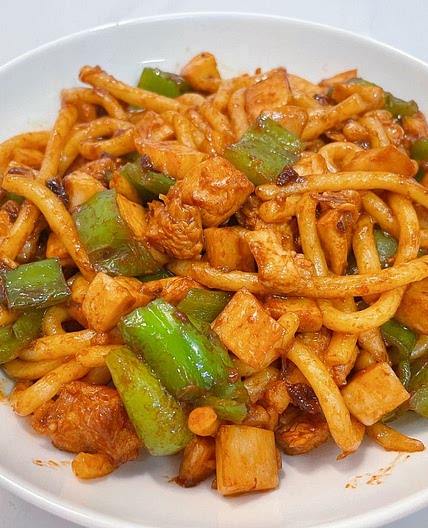 Stir-Fried Chicken and Pepper Udon Noodles